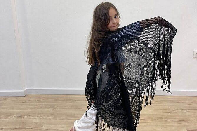 45 minutes flamenco dance class for family in Málaga - Shawls, Fans, Hats, and Capes Add the Fun