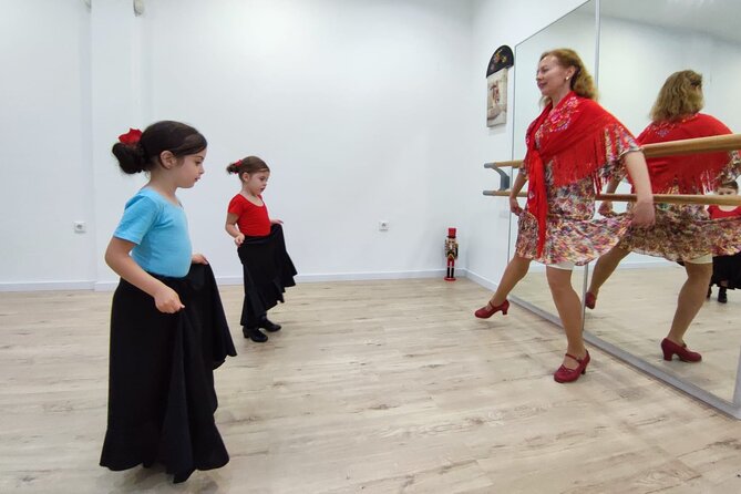 45 minutes flamenco dance class for family in Málaga - A Small Group Makes a Difference