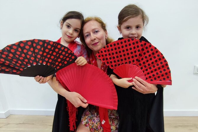 45 minutes flamenco dance class for family in Málaga - Catarina’s Teaching Style and Language Options