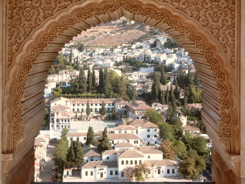 Albaicín & Sacromonte: Tour with Flamenco Show - Walking into Granada’s Albaicín