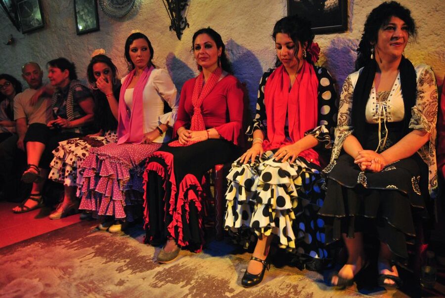 Barcelona: City Tour & Flamenco Show with Wine & Tapas - A Barcelona evening built around two old quarters