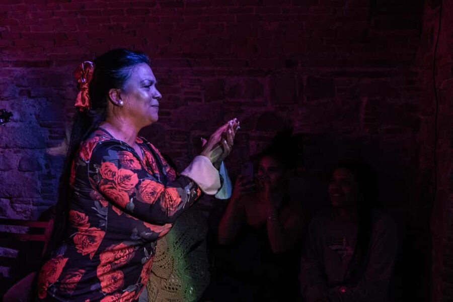 Barcelona: Espectáculo de Flamenco íntimo en Las Brujas - What makes the performance feel authentic