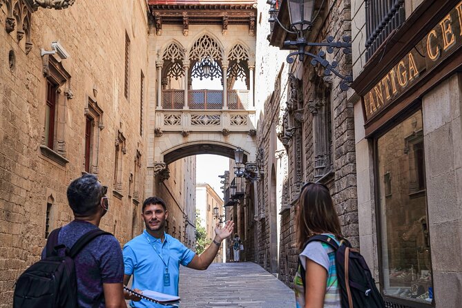 Barcelona Evening Tour, Flamenco Show & Tapas - Why the two-hour walk matters