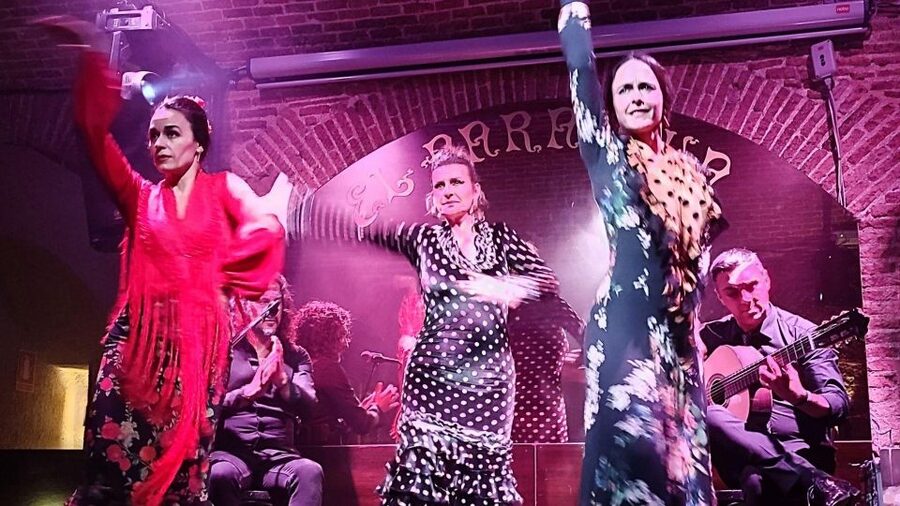 Barcelona: Exclusive Flamenco Show at El Paraigua with Drink - The evening schedule from 8:15 to 10:00 PM