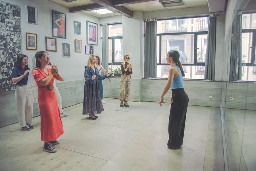 Barcelona: Flamenco Class Experience - The first steps: arms, rhythm, and clapping