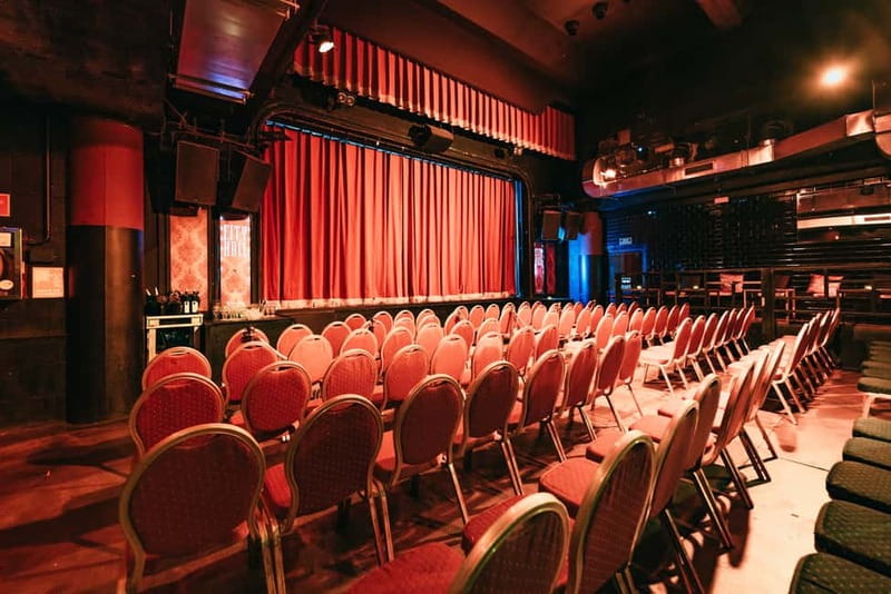 Barcelona: Flamenco Show at the Theater - The opening: guitar, voice, and a room that wakes up