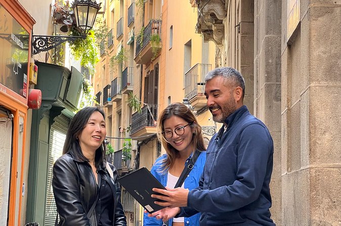 Barcelona Gothic Quarter Tour and Flamenco Show - A small group changes the walking experience