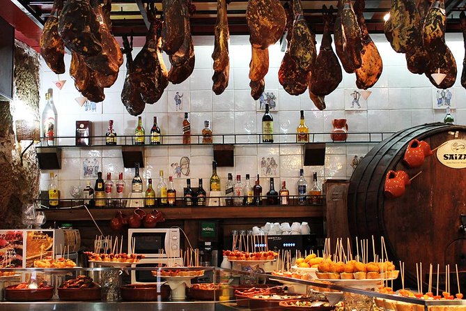 Barcelona Old Town Night Small Group Tour with Tapas & Flamenco - Meeting at Plaça Catalunya and entering the Old Town