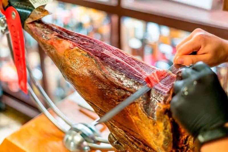 Barcelona: Private Tapas & Wine with Flamenco Show Old Town - Who should book this experience?