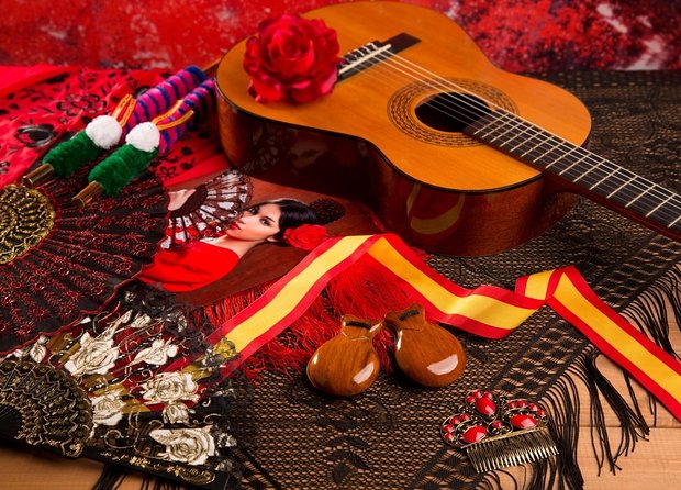Cordoba Flamenco Show at Tablao El Cardenal with a Drink - The guitarist and singer are not background support