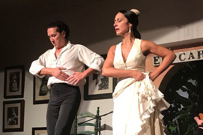 Cordoba Flamenco Show at Tablao El Cardenal with a Drink - The opening drink and the hush before the music