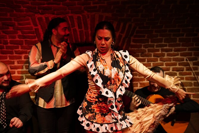 Essential Flamenco: Pure Flamenco Show in the Heart of Madrid - Heat, comfort, and crowding