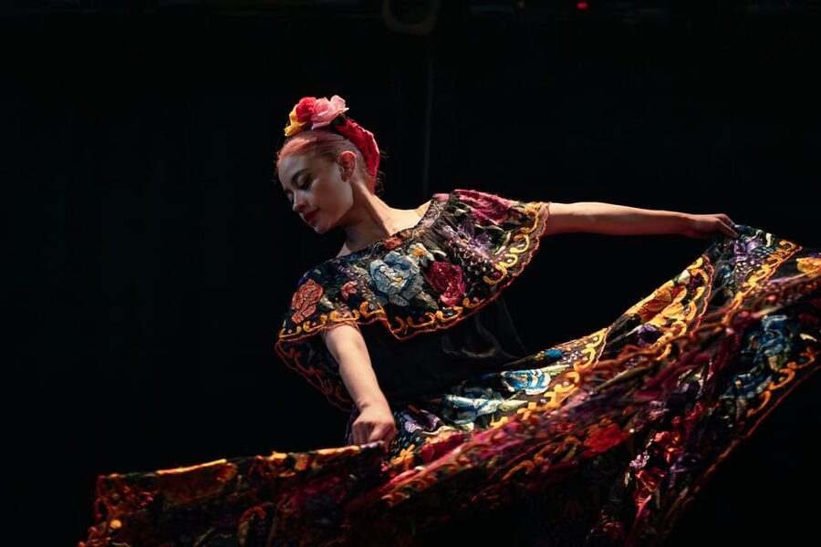 Flamenco Dance Lesson: 60-Minute Class in Seville - Entering an artists’ courtyard in Seville