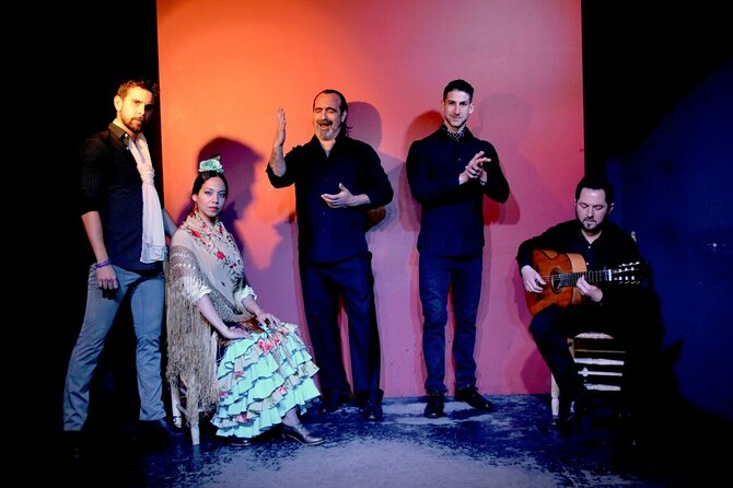 Flamenco show at the foot of the Giralda in Seville - Reading the praise and criticism carefully