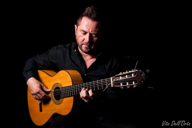 Flamenco show at the foot of the Giralda in Seville - Why the improvised format matters