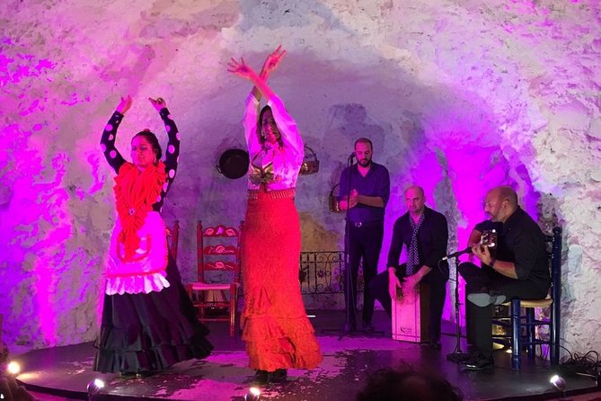 Flamenco Show in a Cave Restaurant in Granada - Is the walk to the Albaycín difficult?