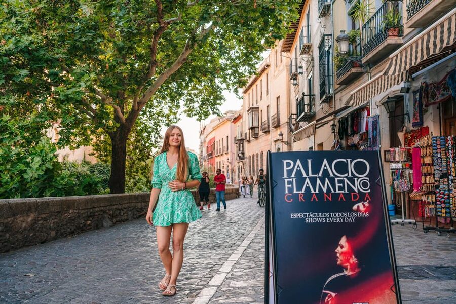 Granada: 1-Hour Traditional Flamenco Show at Palacio - Why the small room changes the show