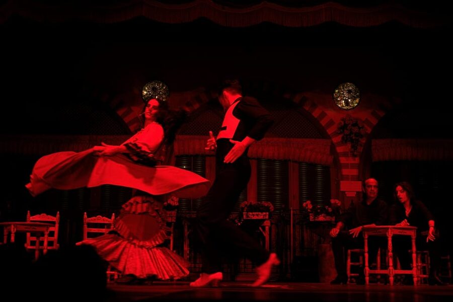 Granada: Albaicín and Sacromonte Sunset Tour & Flamenco Show - Walking effort, group comfort, and practical details