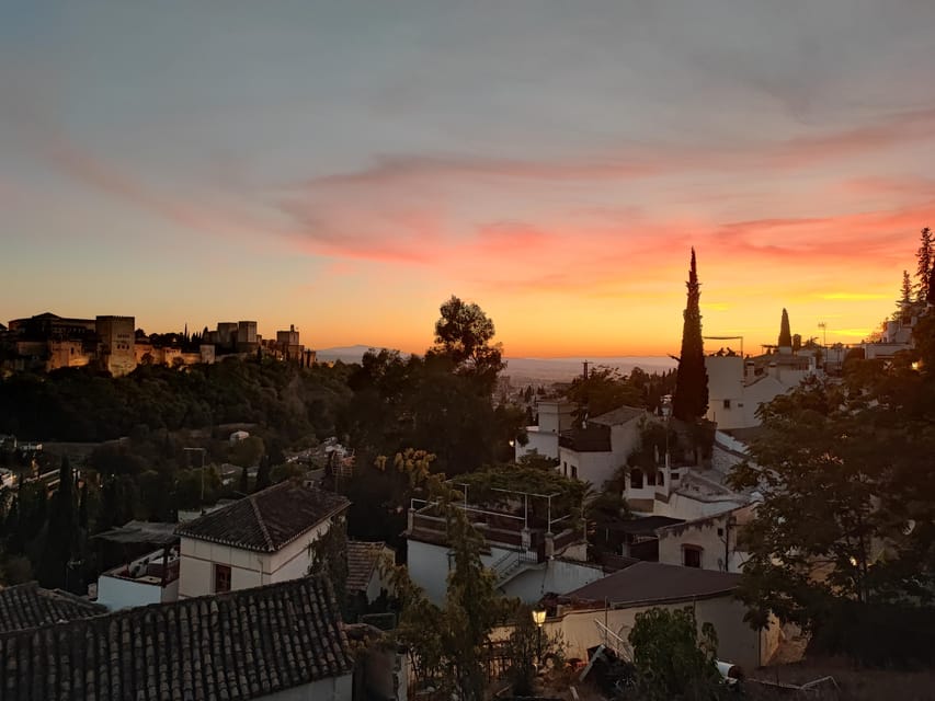 Granada: Albaicín and Sacromonte Sunset Tour & Flamenco Show - Meeting at Plaza Nueva and entering Albaicín