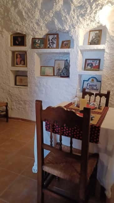 Granada: Flamenco Show Los Parrones in the Sacromonte Caves - The value of the close-up setting