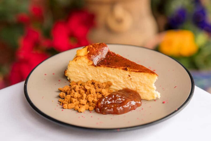 Granada: Flamenco Show with Dinner at Jardines de Zoraya - What happens inside the tablao
