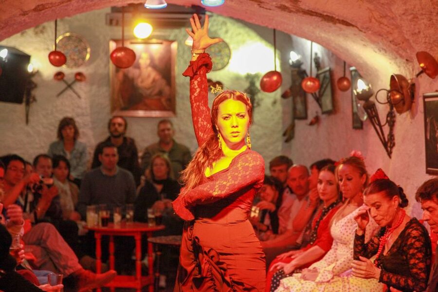 Granada: Sacromonte Caves Flamenco Show with Dinner - How to get the most from the evening