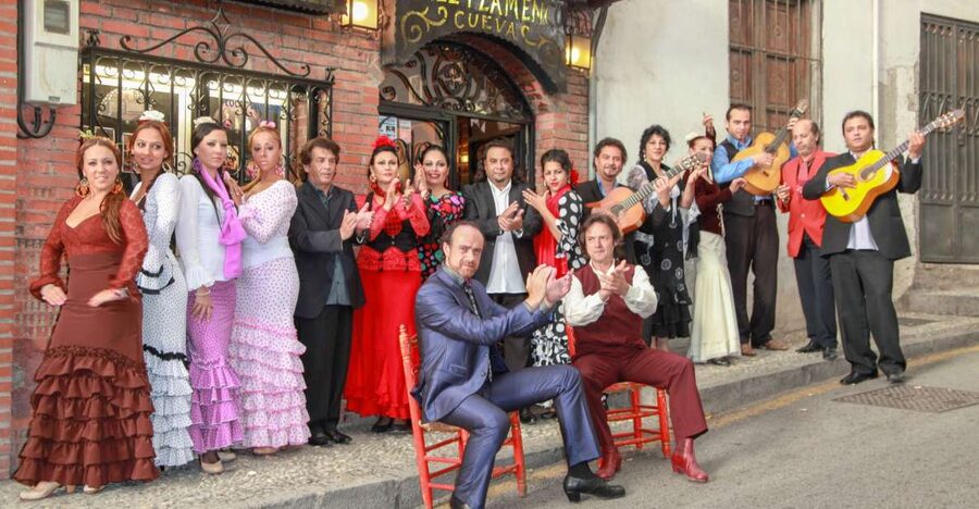 Granada: Sacromonte Caves Flamenco Show with Dinner - What the one-hour evening feels like