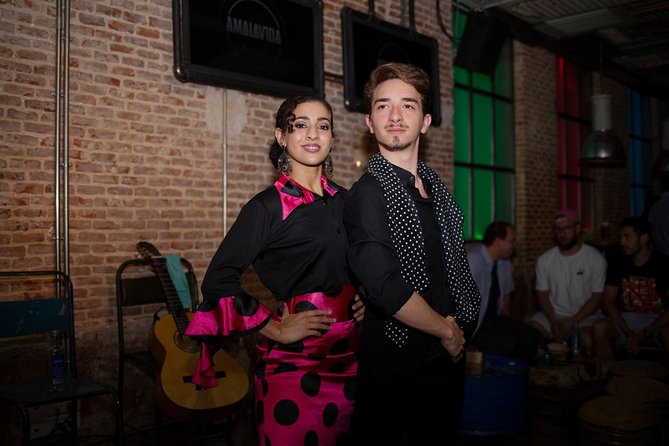 Intimate Flamenco Performance - Santiago’s Role and the Academy Setting