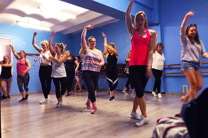 Madrid: 1-Hour Flamenco Class Experience - The studio setting versus a formal flamenco show