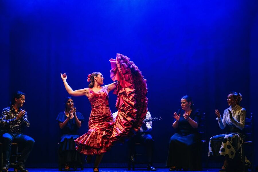 Madrid: "Emociones" Live Flamenco Performance - Choosing between front tables and rear seats
