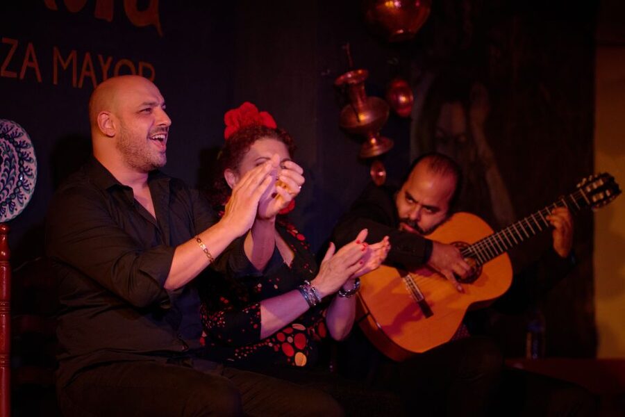 Madrid: Flamenco Show La Quimera with Drinks & Dinner Option - Ninety minutes of singing, guitar, and footwork