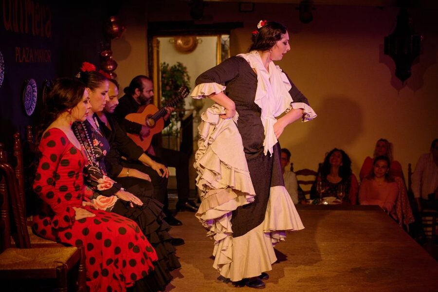 Madrid: Flamenco Show La Quimera with Drinks & Dinner Option - Choosing between drinks and dinner