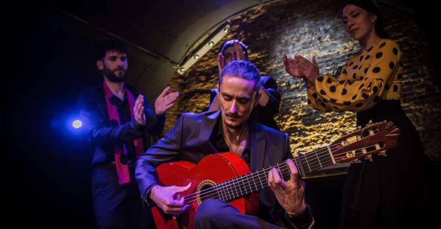 Madrid: La Cueva de Lola Flamenco Show Tickets with Drink - What happens during the one-hour performance