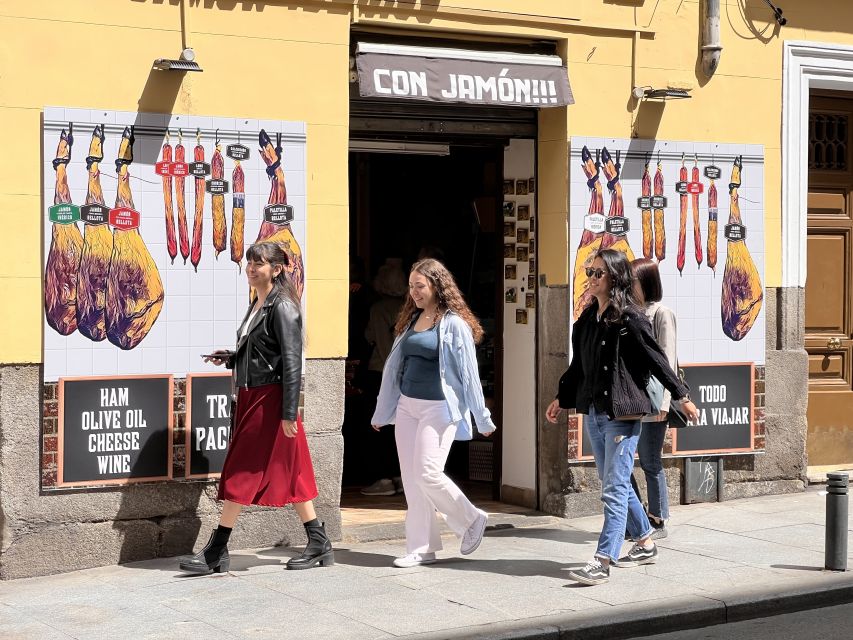 Madrid: Old Town Walking Tour and Flamenco Show - Choosing between the drink and dinner options