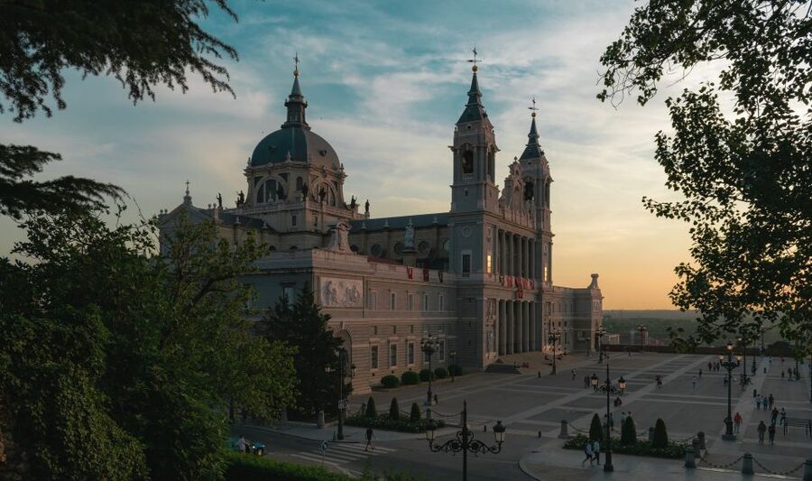 Madrid: Sunset Walking Tour with Optional Flamenco Show - Gran Vía as Madrid begins its night