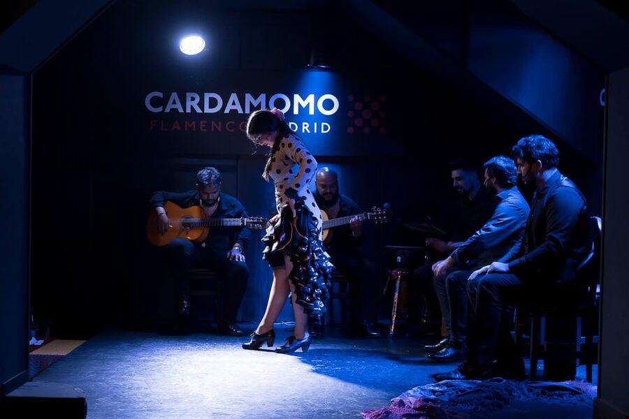 Madrid: Tablao Cardamomo Flamenco Show with 1 drink included - Entering the Las Letras tablao