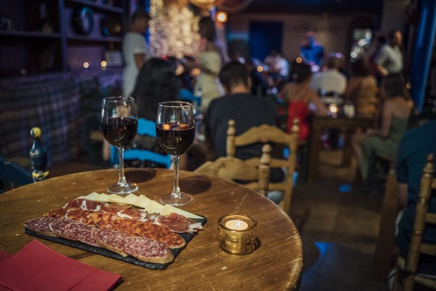 Malaga: Authentic Flamenco Show at El Gallo Ronco - What the one-hour show includes