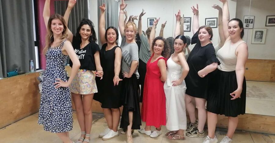 Málaga: Flamenco Class Experience - Clapping, cajón, and guitar rhythms