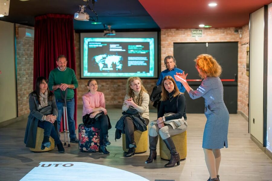 Málaga: Flamenco Course 4pm + 1-Hour Show, 3 Tapas and Drink - From classroom rhythm to live flamenco