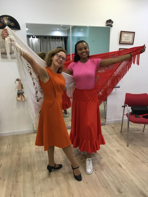 Málaga: Learn to dance flamenco rumba in 45 minutes - Fans, Shawls, and the Fun Photo Moment