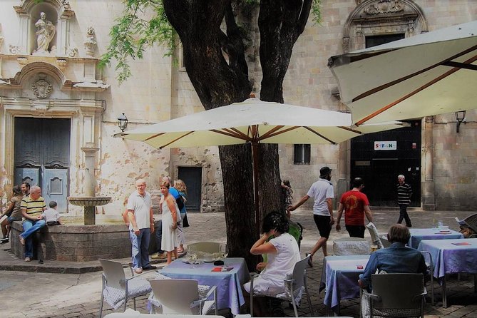 Private Tapas Walking Tour in Barcelona Old Town and Flamenco Show - Starting at Plaça Catalunya after dark