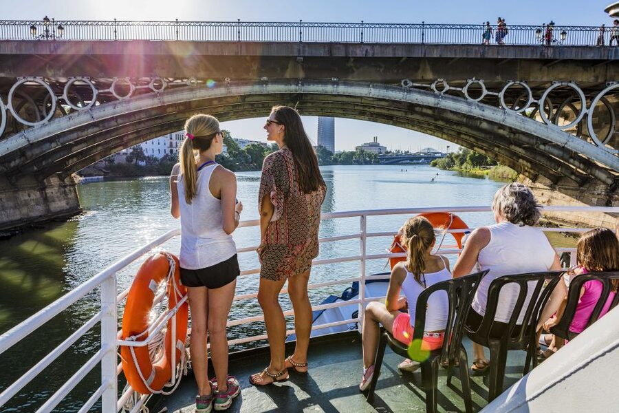 Sevilla: Hop-On Hop-Off & Walking Tours, Cruise & Flamenco - Finish with flamenco at Teatro Pathé