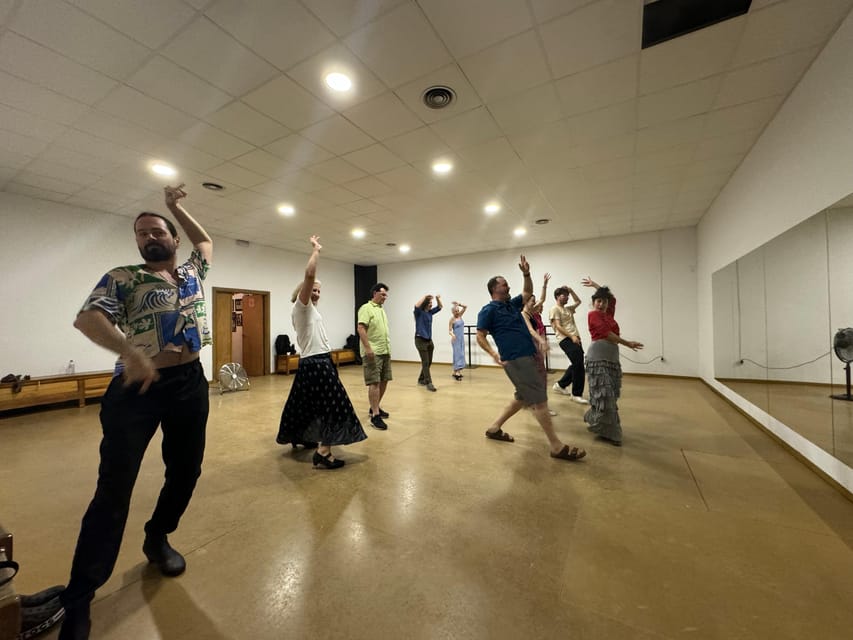 Seville: Enjoy a class of approach to flamenco - A studio in Seville’s artistic neighborhood