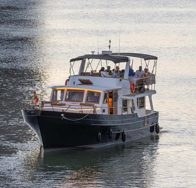 Seville: Flamenco life music Yacht Cruise, Tapas & Drinks - Boarding at Muelle New York