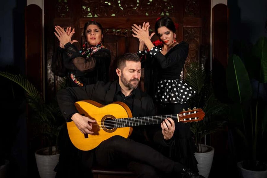 Seville: Flamenco Show at Tablao Almoraima in Triana - Arriving in Triana and finding Sala Almoraima