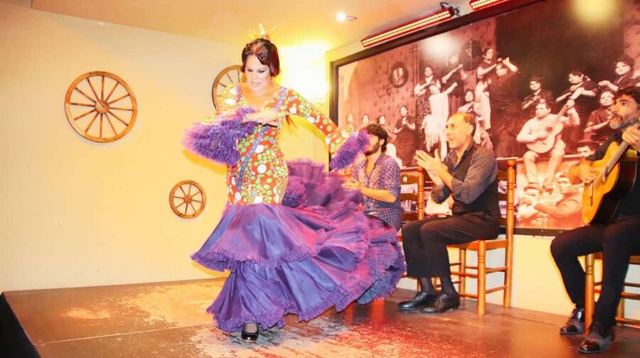 Seville: Flamenco Show & Cocktail Experience - A small room for a powerful art form