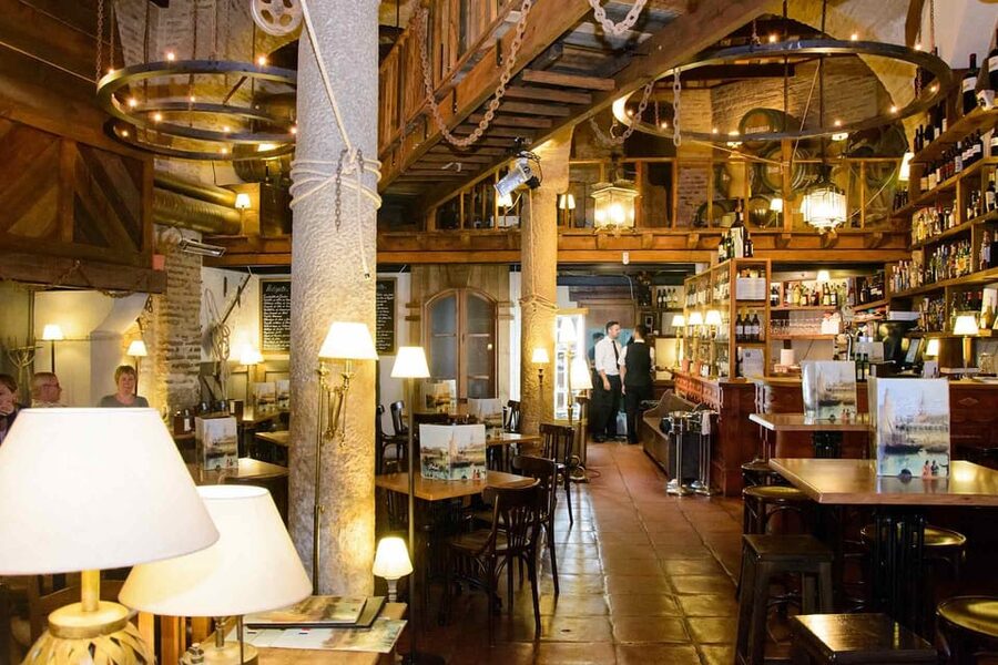 Seville: Tapas Dinner and Flamenco Show - Why the small group size matters