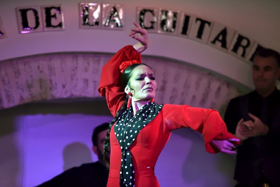 Seville: Ticket to Flamenco Show at La Casa de la Guitarra - Entering La Casa de la Guitarra in Barrio de Santa Cruz
