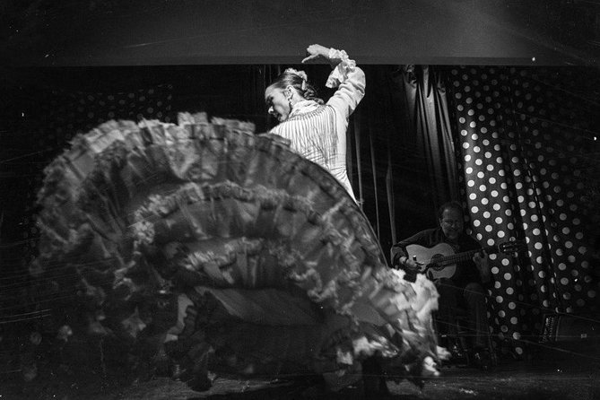 Tablao Flamenco Orillas de Triana Ticket - How the artistic program compares with a tourist spectacle