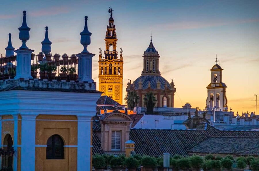 Unforgettable Seville: Tour of Seville and the Jewish Quarter + Flamenco Show - The Giralda’s Muslim past and Christian tower